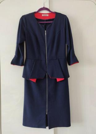 Силуэтное фактурное платье с баской р. м