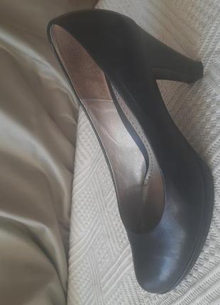 Туфлі чорні шкіряні на каблуці фірми gabor.5 фото