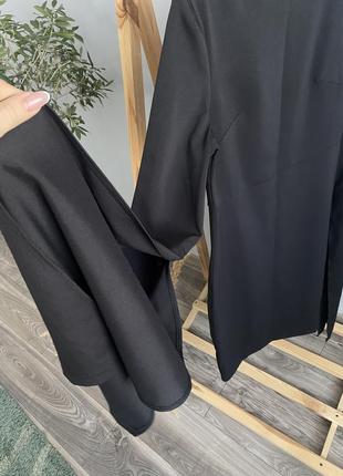 Шикарное черное платье с «подрезанным» удлиненным рукавом5 фото