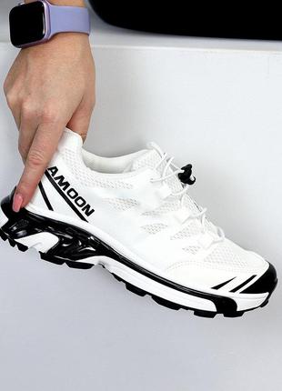 Крутые молодежные белые кроссовки с черными вставками шнуровка фиксатор