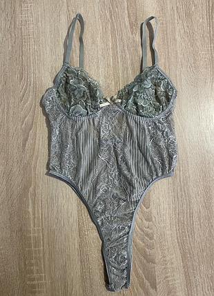 Боди с высокой посадкой prettylittlething