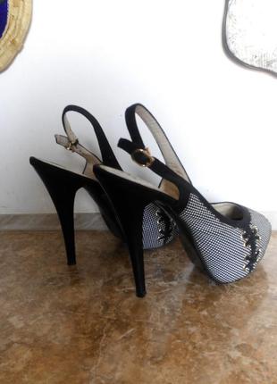 Босоножки на высоком каблуке