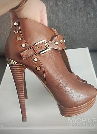 Крутые стильные ботильоны от michael kors. ботильоны с открытым носком. camel