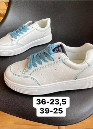 Кросівки жіночі