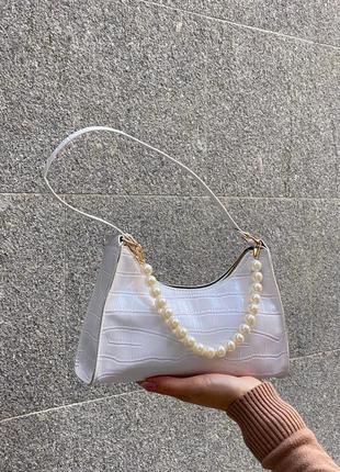 Женская маленькая сумка рептилия багет с жемчугом белая6 фото