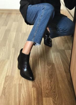 Черевики на широкому каблуці з еластичними вставками по бокам