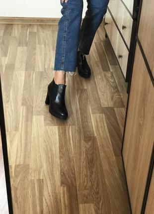 Шкіряні ботильйони на широкому і стійкому каблуці