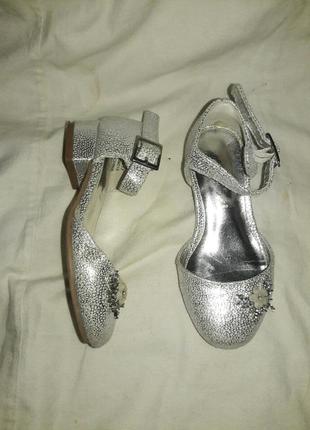 Босоножки серебристые с каблучком 24 размер