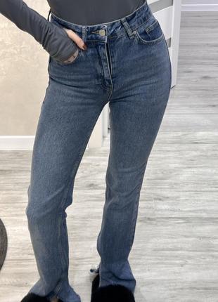 Трендовые джинсы с разрезом внизу2 фото