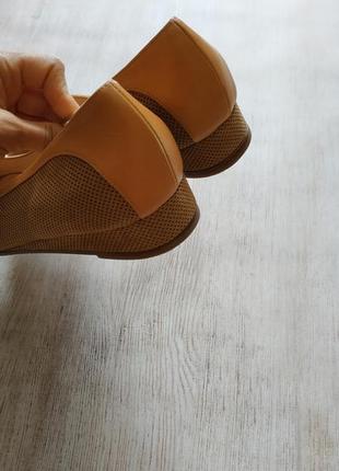 Bruno magli, кожаные туфли с открытым носком в карамельном цвете, с перфорацией3 фото