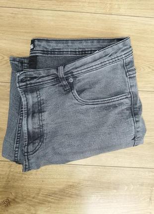 Чоловічі джинсові шорти сврого кольору, розмір 3610 фото