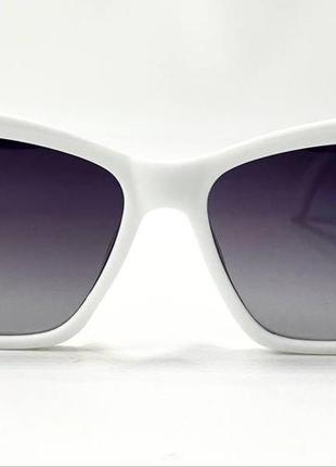 Очки солнцезащитные женские лисички в пластиковой белой оправе с градиентной тонировкой и вставкой на дужках3 фото