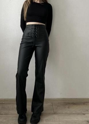Черные матовые брюки из экокожи1 фото
