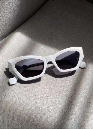 Белые солнцезащитные очки1 фото