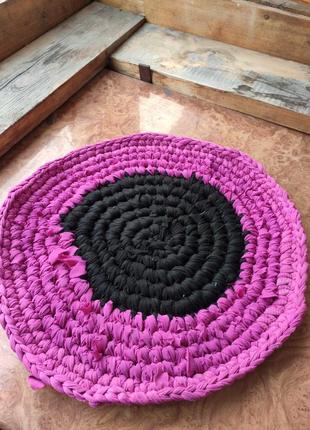 Круглий рожевий килимок із клаптиків ручної роботи 44 см, підстилка на стілець, табурет3 фото