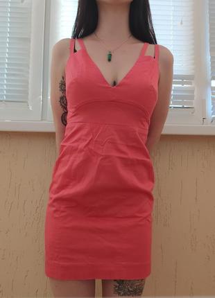 Яркое платье с разрезами и декольте