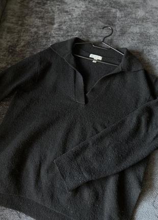 Черный свитер с воротником h&m
