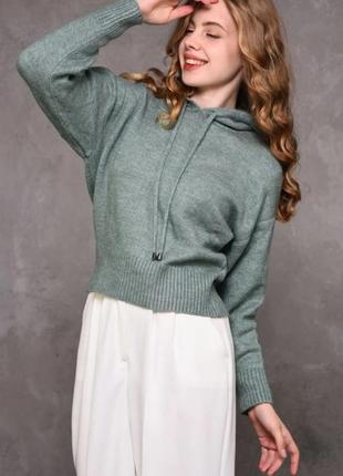 Трикотажный женский свитер с капюшоном