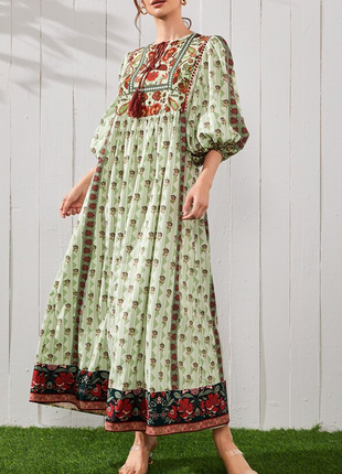 Яскраве плаття в етнічному стилі