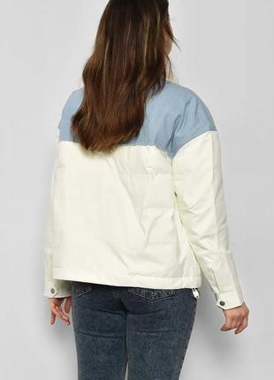 Стильная молочная женская куртка со вставками из джинса светлая женская куртка двухцветная фактурная куртка весенняя3 фото