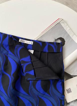 Zara мини юбка в принт юбка синяя с черным3 фото