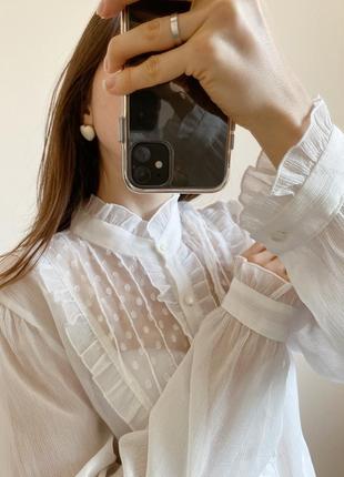 Полупрозрачная блуза белая молочная с рюшами1 фото