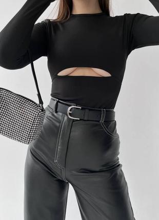 Боди с длинными рукавами облегающее с вырезом на груди лонгслив стильное базовое трендовое черное5 фото
