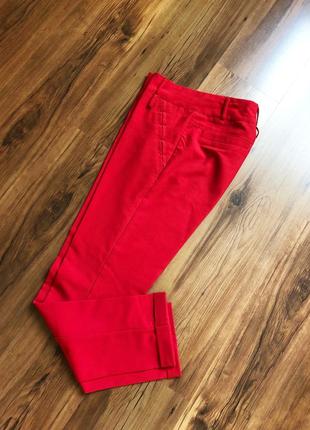 Роскошные красные алые брюки с отворотами7 фото