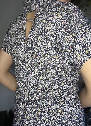 Блузка с коротким рукавом в цветашках3 фото