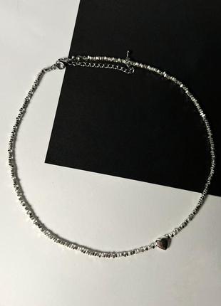Ланцюжок-чокер срібного кольору із кулончиком сердечком. мінімалістична та ефектна прикраса