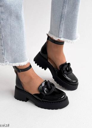 Лаковые босоножки