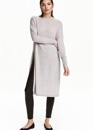 Платье-туника из 100% кашемира с высокими разрезами.