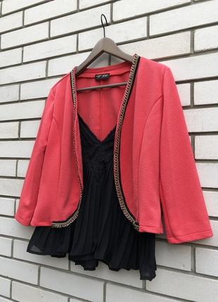 Красивый розовый жакет(пиджак)без застежки из фактурной ткани и окантовкой золотой цепью6 фото