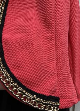 Красивый розовый жакет(пиджак)без застежки из фактурной ткани и окантовкой золотой цепью5 фото