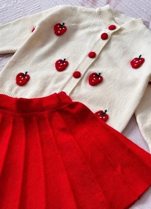 Крутий костюм двійка для дівчаток 💕
🖤 тканина - машина в’язка
🖤 кофтинка застібається на ґудзики
🖤 прикрашена об'ємними полуничками3 фото