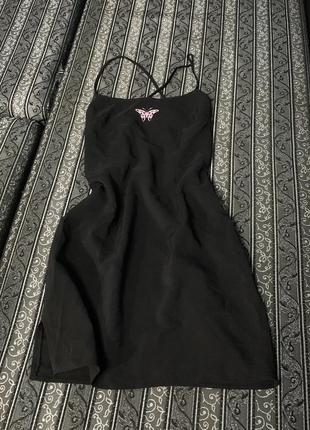 Платье мини divided черная с бабочкой с интересной спинкой со стороны разрез размер с2 фото