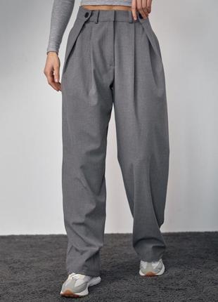 Классические брюки с акцентными пуговицами на поясе1 фото