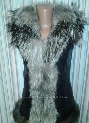 Шкіряна жилетка з елементами чорнобурки