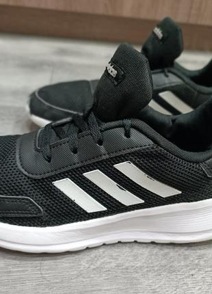Оригінальні кросівки adidas в гарному стані