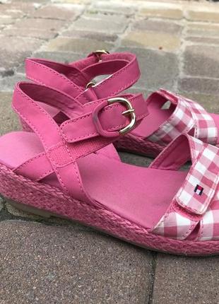 Босоножки tommy hilfiger 31 размер- 20 см состояние идеальное