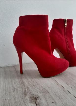 Демісезонні червоні черевички на каблучку