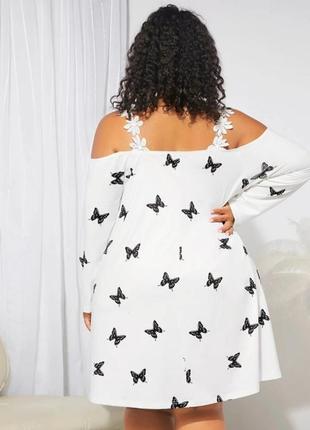 Стильна батальна сукня трапеція, відкриті плечі принт метелики, з мереживом3 фото