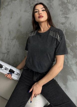 Футболка з камінцями на плечах