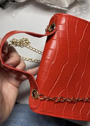 Красная мини сумочка с цепью под крокодила4 фото