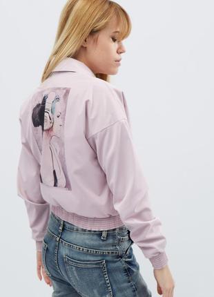 Розовая куртка на молнии с принтом на спине6 фото