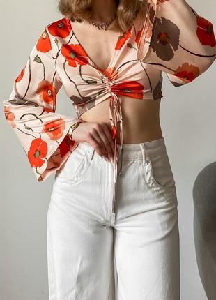 Укороченная сатиновая блуза в цветочный принт маки1 фото