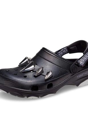 Crocs all-terrain x black panther™ clog !9 фото