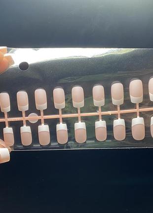 24 шт накладні нігті зі скотчем матові середня довжина французький манікюр білий френч5 фото