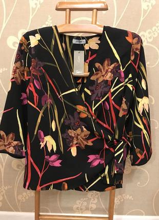 Нереально красивая и стильная брендовая блузка в цветах.