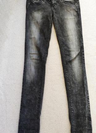 Серые джинсы pull and bear